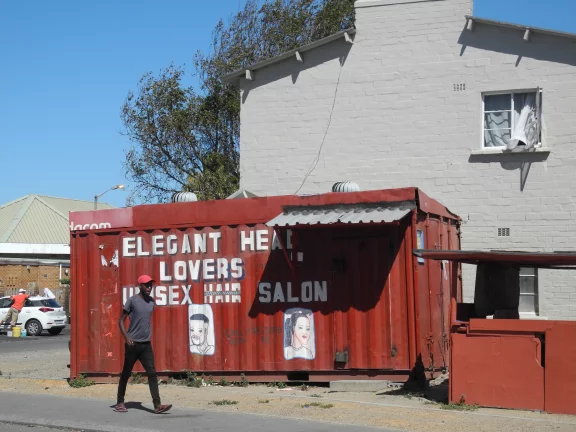 La débrouille: un salon de coiffure dans un containeur