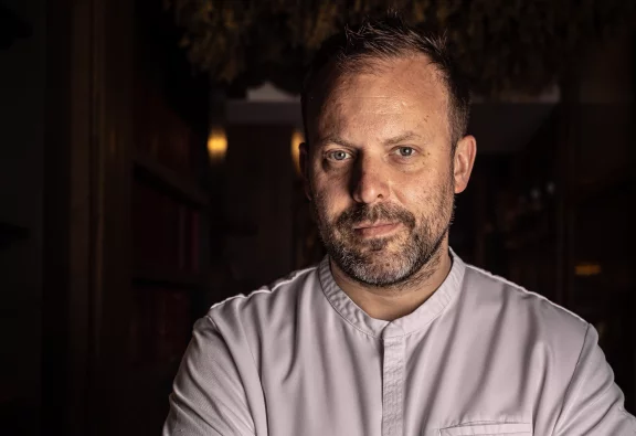 David Toutain propose des menus "surprises" déclinés de 4 à 10 plats qui évoluent d’un service à l’autre.