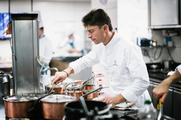 La cuisine de Jean Sulpice est enracinée, créative, vivante, précise, toujours à la recherche de l’accord élégant.