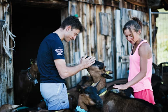Jean Sulpice avec Caroline Joguet, éleveuse de chèvres et fromagère.