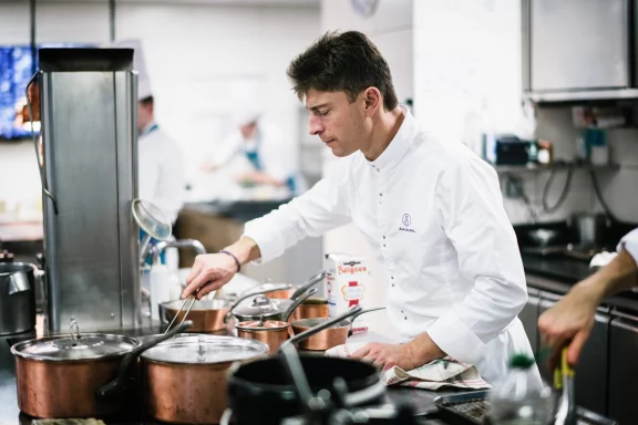 La cuisine de Jean Sulpice est enracinée, créative, vivante, précise, toujours à la recherche de l’accord élégant.