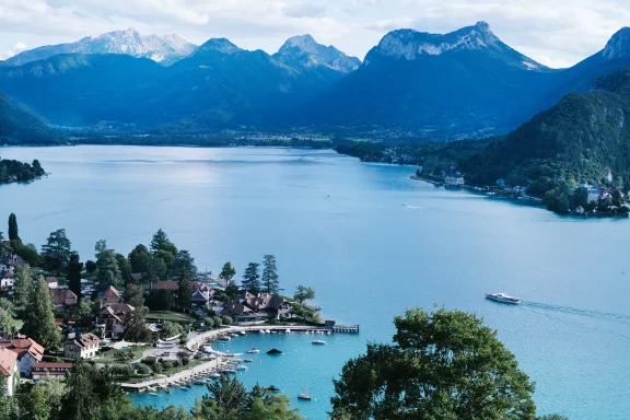 L'auberge du Père Bise vue du ciel. Photo Franck Juery