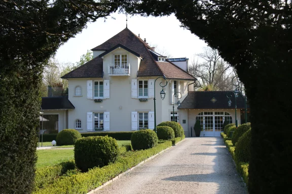 L'hostellerie de Levernois datée du XVIIIème siècle a été transformée en hotel-restaurant en 1988.