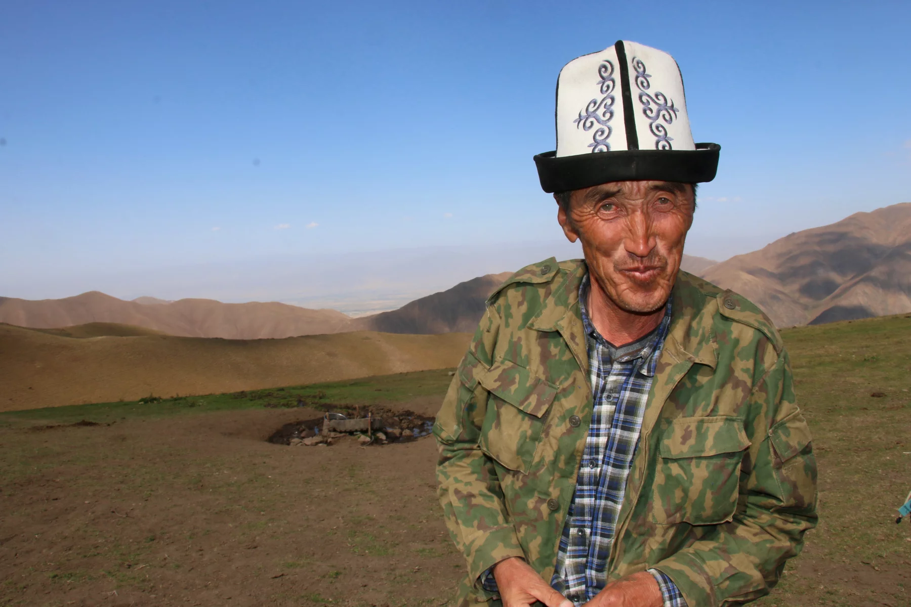 Berger portant le kalpak, le chapeau de feutre typique des montagnards.