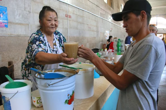 Le bozo, une boisson réalisée avec des céréales fermentées servie sur le marché.