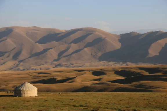 Des paysages infinis de montagnes et de hauts plateaux où des bergers nomades viennent faire paturer leurs bêtes en été.