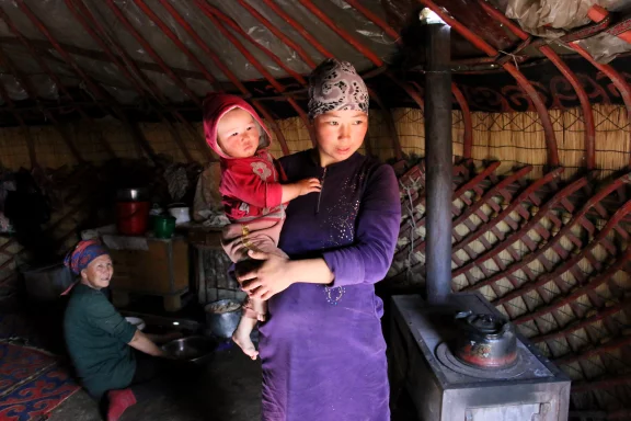 Famille sous la yourte.