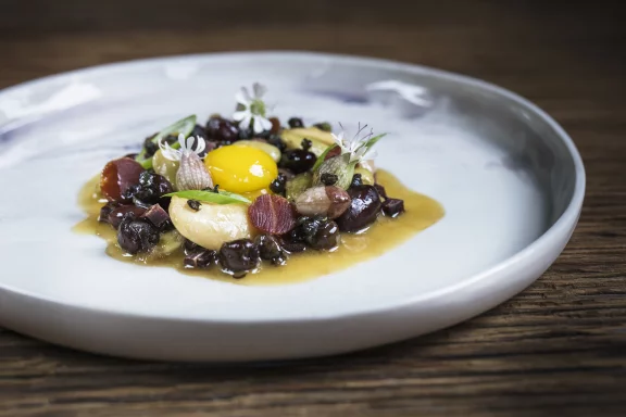 Légumineuses, jaune d'oeuf de caille et son gibier séché. Photo Mathieu Cellard.