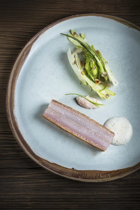Féra du Léman panée et sa feuille de pain. Photo Matthieu Cellard.