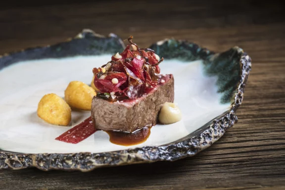 Boeuf tranché, épais jambon séché et pommes dauphines. Photo Matthieu Cellard.