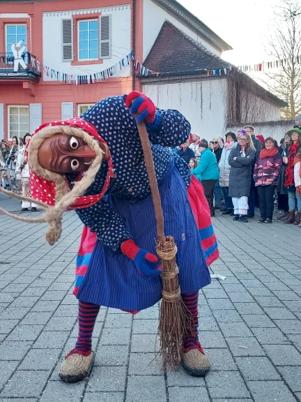 Ce sont les hommes qui enfilent les costumes des sorcières.