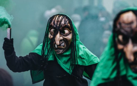La Fastnacht alémanique est plus sombre, plus sauvage que le carnaval rhénan. © Hochschwarzwald Tourismus GmbH