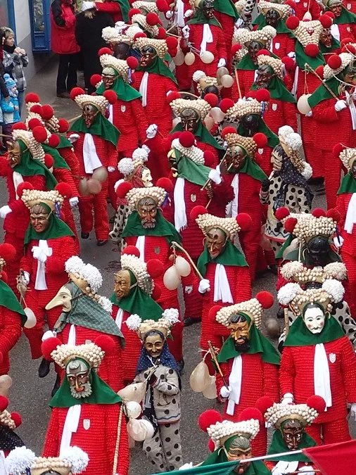 A Elzach, des coquilles d'escargots ornent les coiffes des diables.