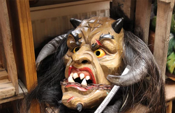 Les masques "méchants" symbolisent l'hiver.