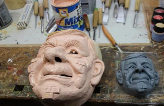 Des petites briques dans le menton représeentent la corporation à laquelle appartient son porteur