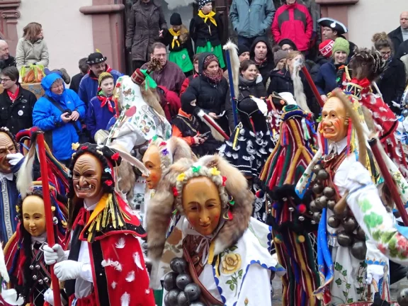 A Rottweil, ils sont près de 8000 fous à jaillir de la porte fortifiée qui donne accès à la ville.