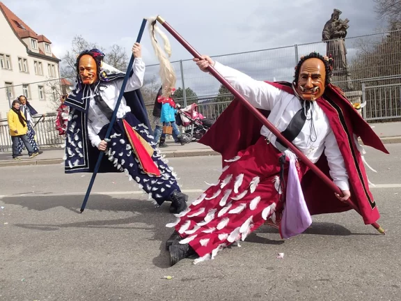 Les fous aux plumes acrobatiques à Rottweil.