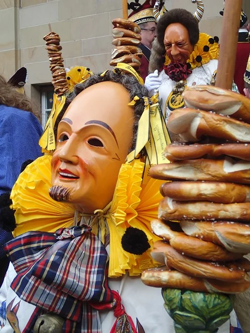 Les boulangers de Schramberg préparent des bretzels par centaines.