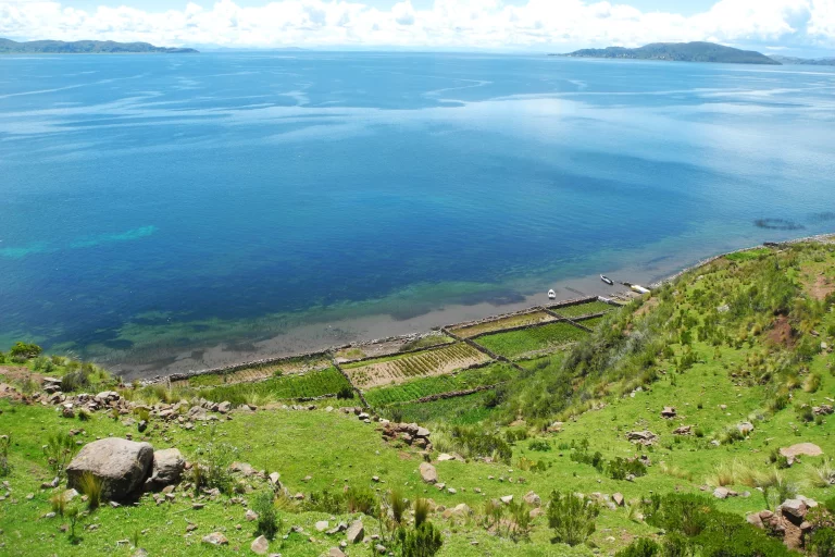 Le lac Titicaca, "la mer sacrée" des peuples andins, vu depuis l'île de Taquile.