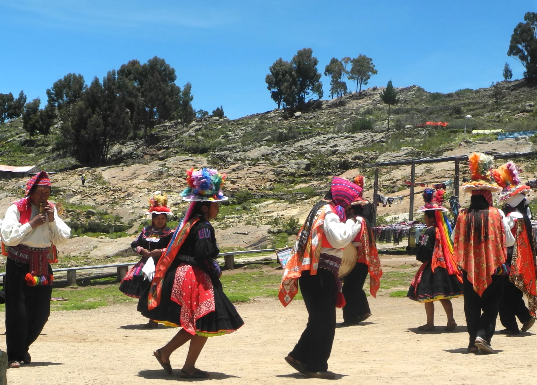 Sur l'île de Taquile, la communauté Quechua partage volontiers ses danses, l'artisanat, la gastronomie...