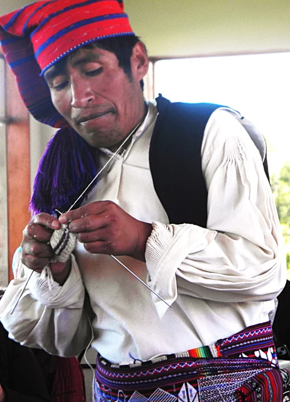 Depuis l'âge de 8 ans, les hommes de Taquile tricotent!