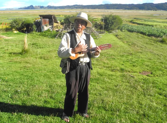 Joel est un musicien né, et paysan de son été