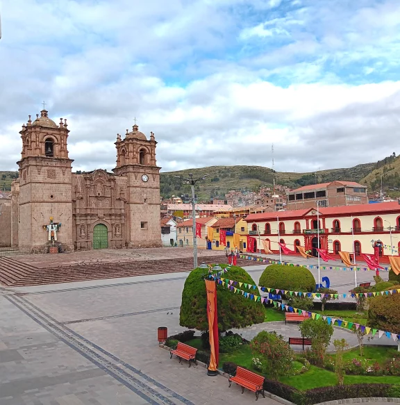 Puno, la Cathédrale et la Plaza de Armas