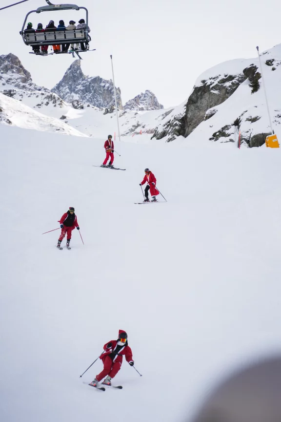 Le lancement de la saison avec quelques 2000 saint-Nicolas sur les pistes. Photo Verbier tourisme.