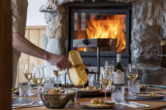 La raclette du Valais bénéficie d'une AOP. En Suisse, le fromage est fondu sur un corps de chauffe et raclé au couteau. Photo Verbier tourisme.