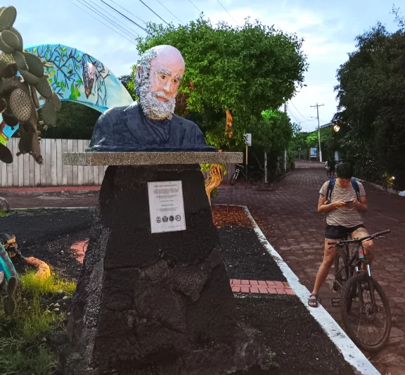 Charles Darwin immortalisé à Puerto Ayora (île de Santa Cruz)
