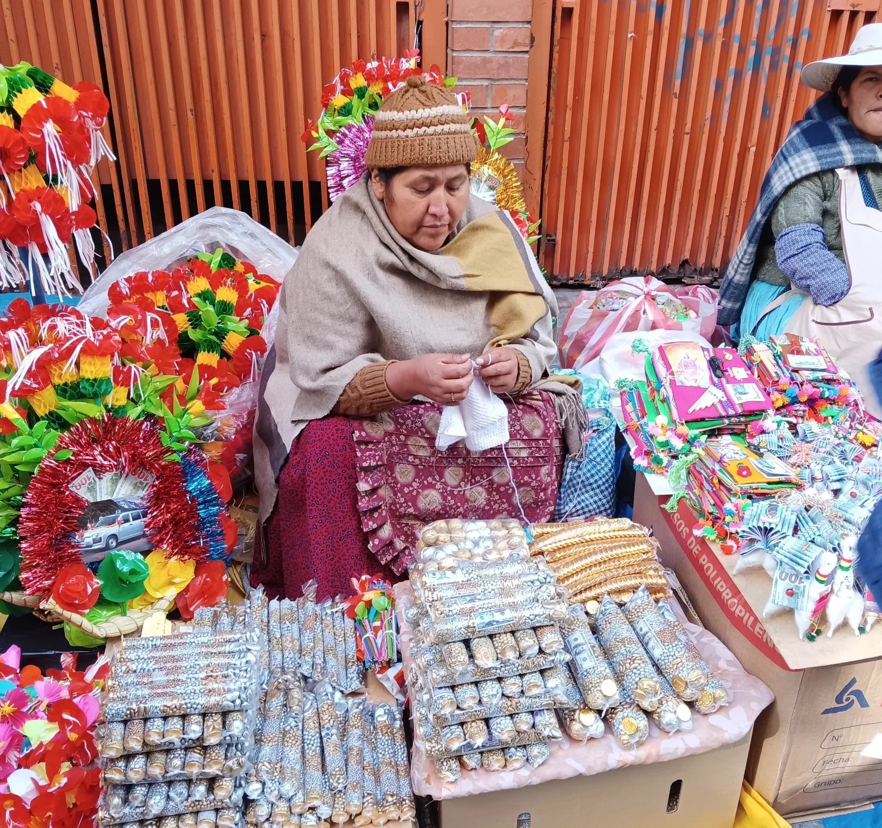 Les couleurs envahissent rues et trottoirs avant chaque fête. Ici les préparatifs du Carnaval en février.