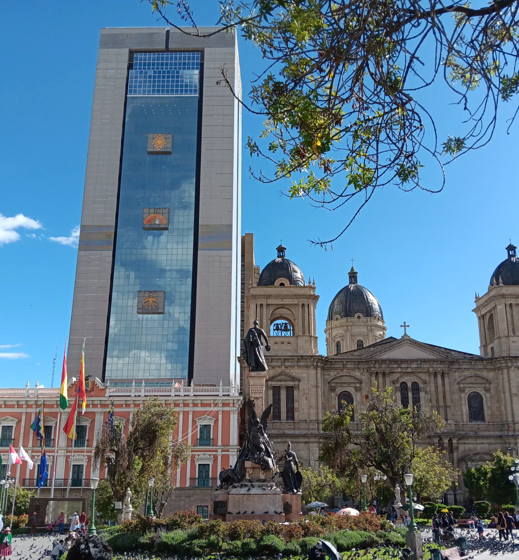 Place Murillo, le Palais présidentiel, inauguré en 2018, pour "laisser derrière soi l'époque colonial"