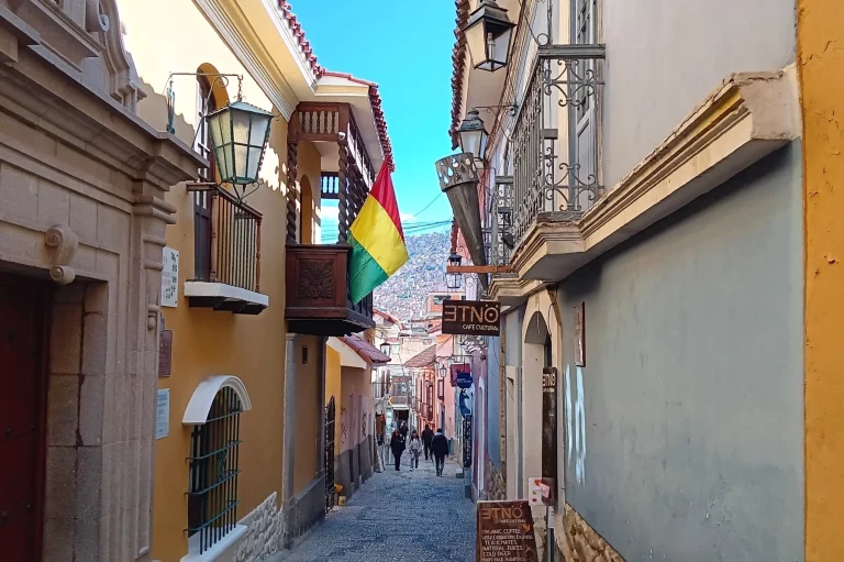La rue Jaén, témoin de l'ancienne ville coloniale