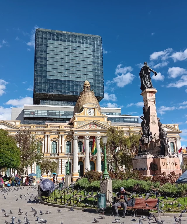 Sur la place Murillo, le nouveau Parlement domine l'ancien