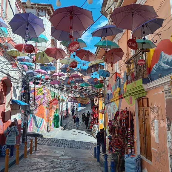 La rue Linares, ouverte aux plaisirs des... yeux