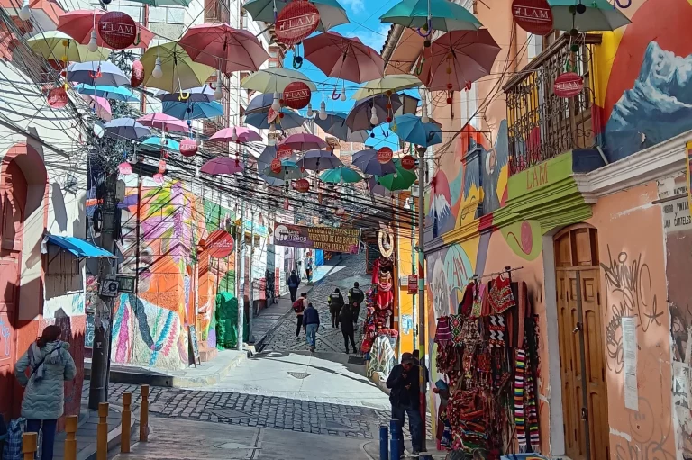 La rue Linares, ouverte aux plaisirs des... yeux