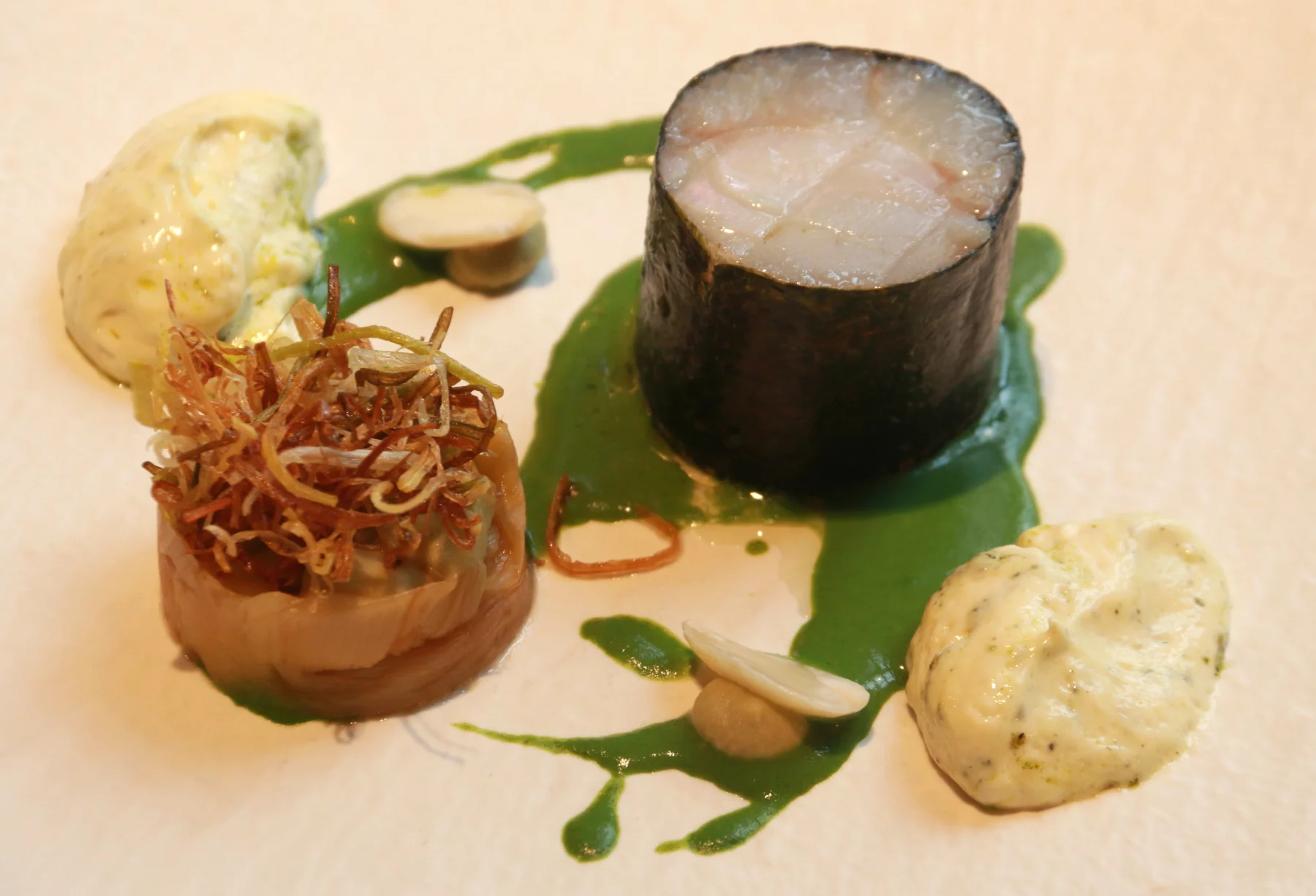 Lieu jaune en ballotine dans une algue nori avec son coulis de cresson et du poireau cuit en deux façons.