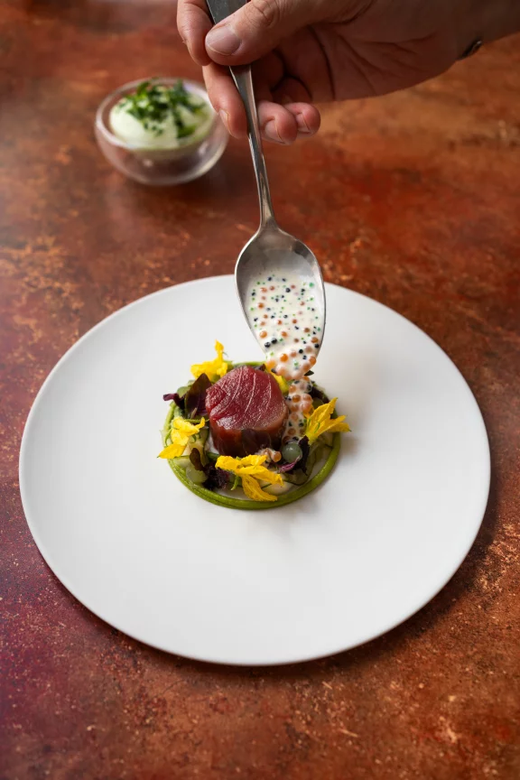 Thon mariné, comcombre, verveine et saké.