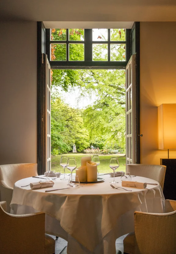 La salle de restaurant s'ouvre sur un maganifique parc qui voisine celui de la Pépinière.