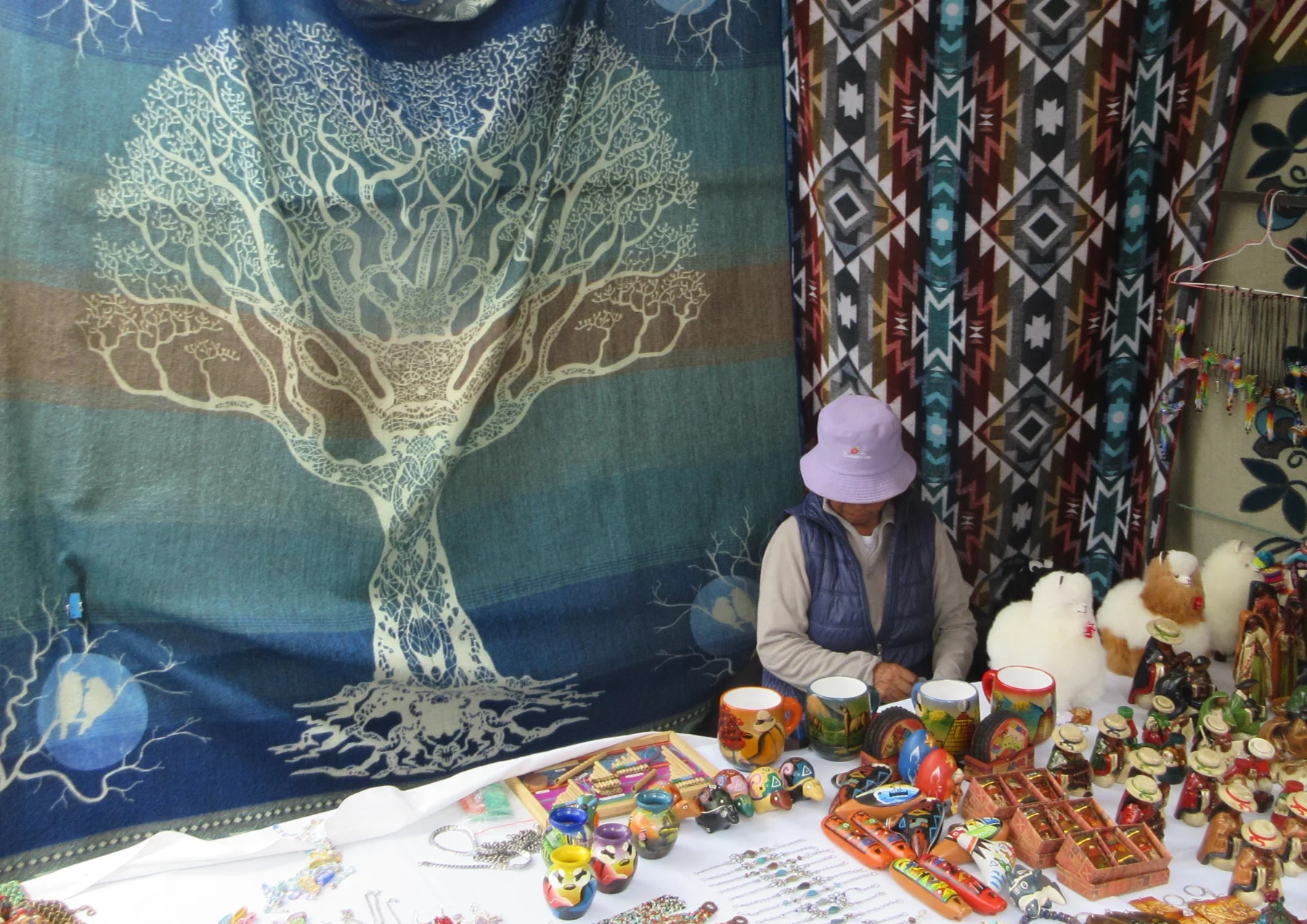Sur la bien nommée place des Ponchos, le marché artisanal d'Otavalo