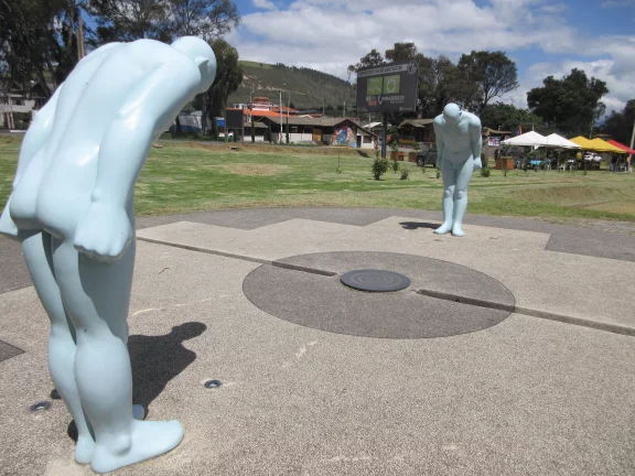 Monument sur la ligne de l'équateur de l'artiste coréen Yoo Houg Ho à Cayembe