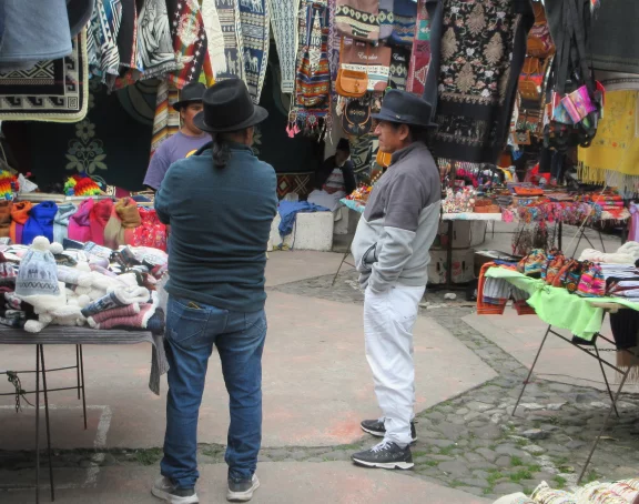 Sur le marché d'Otavalo, les hommes aux tresses