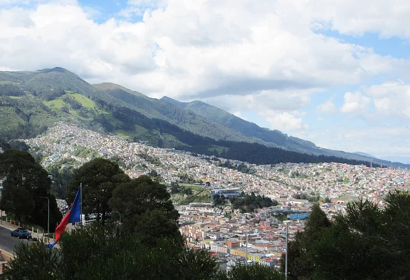 Vue sur Quito et les pentes du volcan Pichincha