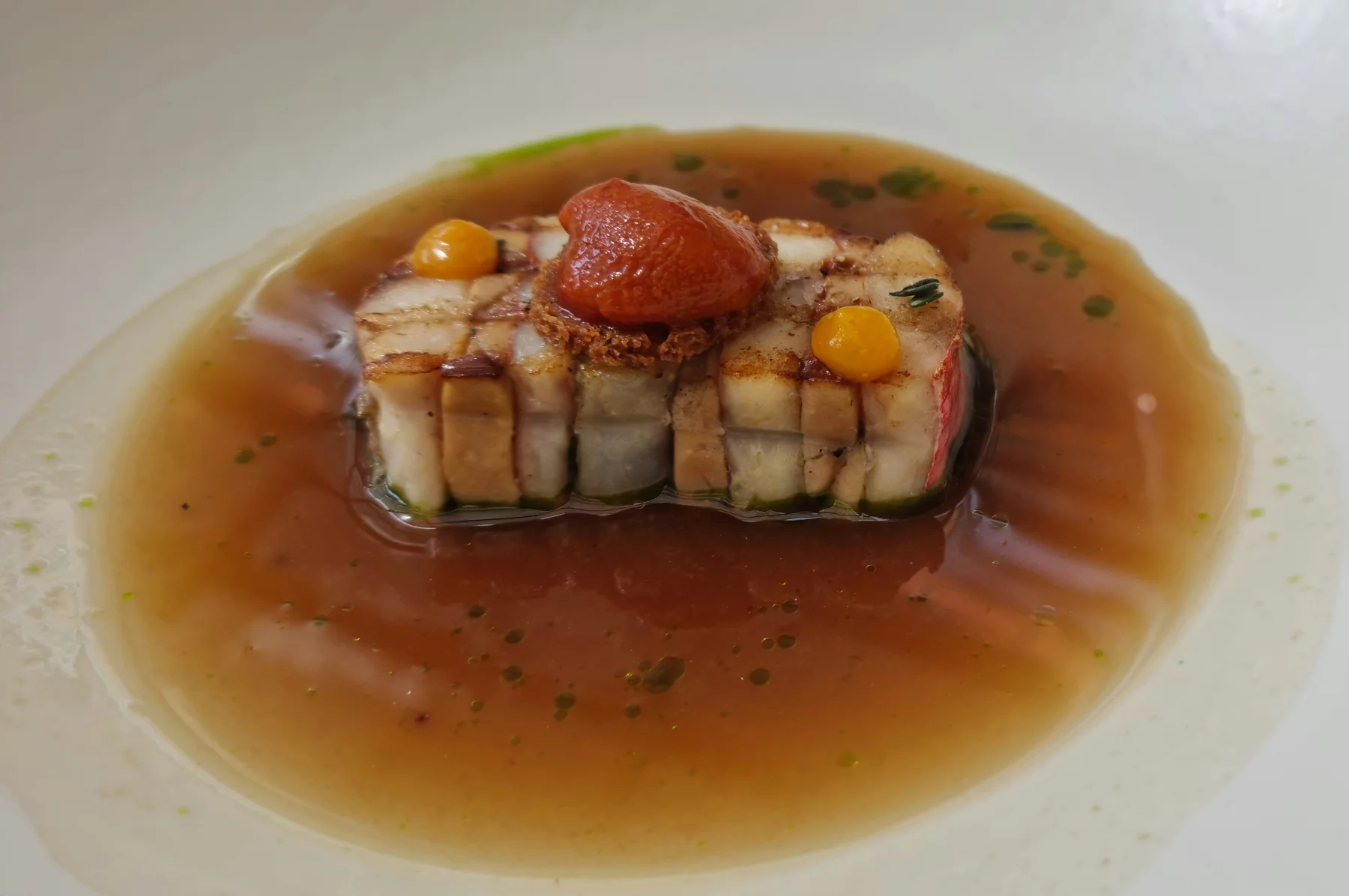 "Le rouget un peu grassouillet" : un filet de rouget avec du foie gras mi-cuit assemblé en millefeuille.