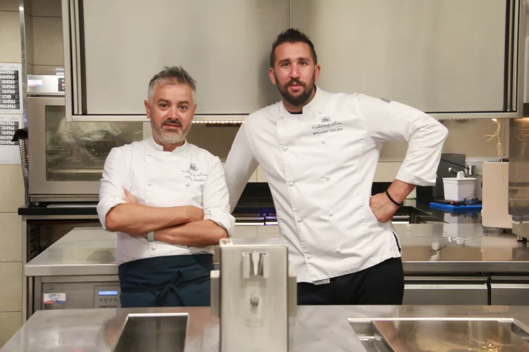 Benjamin Reilhes (à droite) avec le chef patissier, Cédric Perret