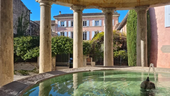 Le Clair de la Plume se situe en arrière plan de ce lavoir néoclassique inspiré du temple de l'amour.