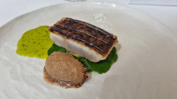 Truite ikejmé fumée à froid, sorbet sarasin, vinaigertte à l'aneth et à la pomme verte.