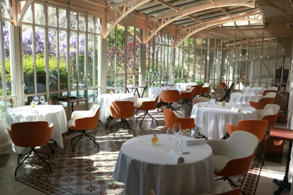 La salle de restaurant sous la verrière.