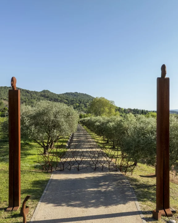 L'un des entrées du domaine des Andéols, une invitation à communier avec la nature.