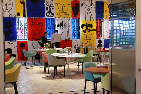 La Loggia et sa fresque signée Jean-Charles de Castelbajac.